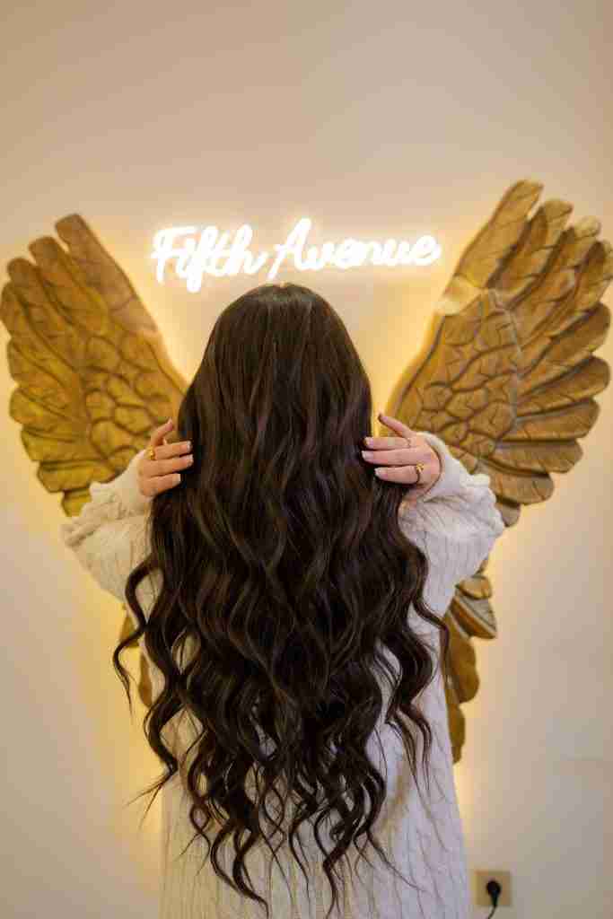 Mur signature avec néon Fifth Avenue et ailes d'ange dorées