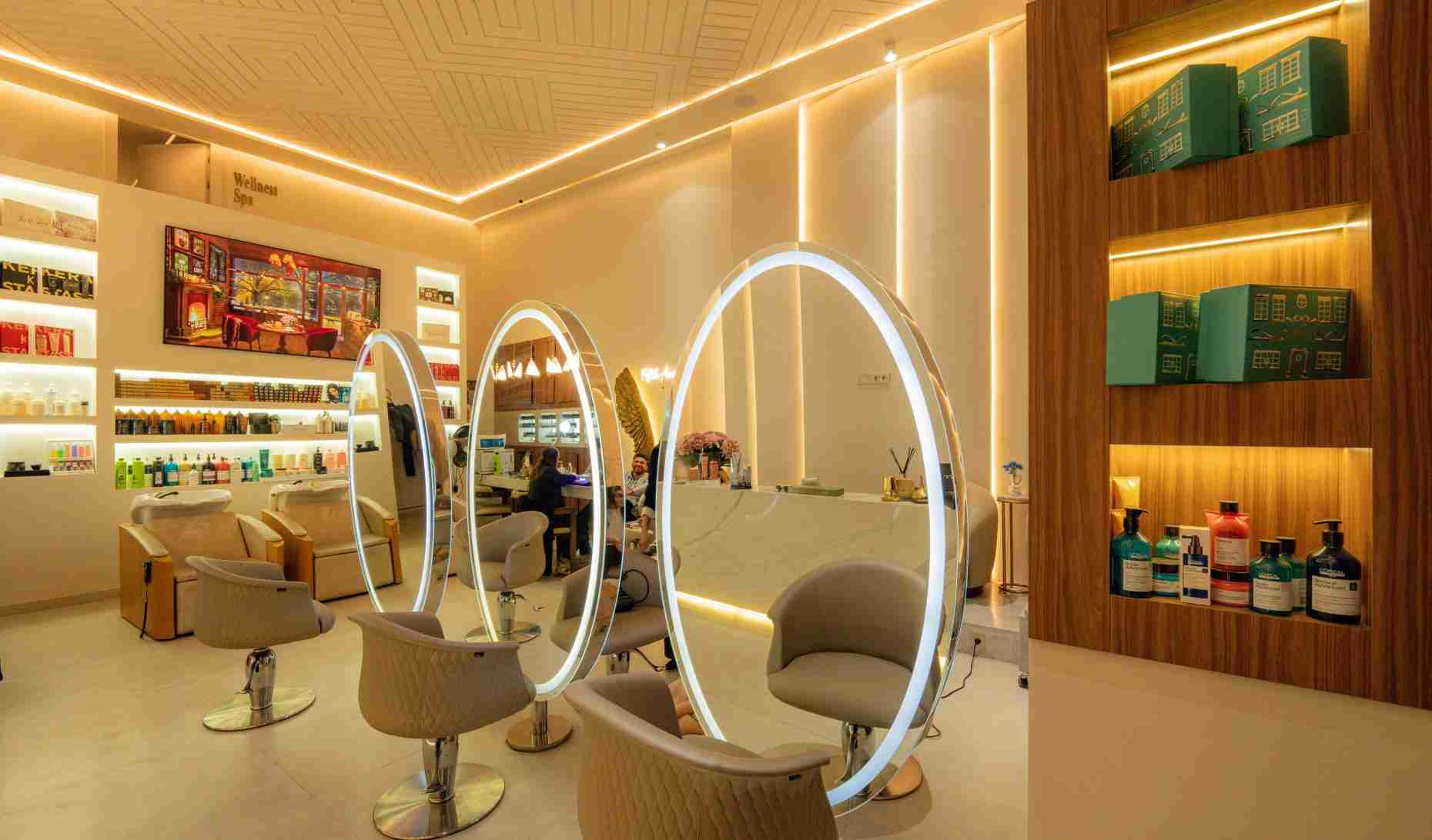 Salon coiffure avec miroirs ronds rétro-éclairés
